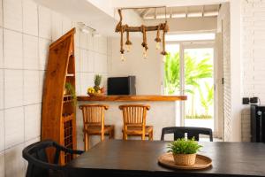 a dining room with a table and chairs at Empat Bintang Villas in Uluwatu