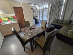 a kitchen and dining room with a table and chairs at Apartman Galerija in Užice