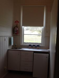 eine kleine Küche mit einem Waschbecken und einem Fenster in der Unterkunft Royal Hotel Snake Valley in Snake Valley