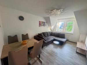 a living room with a couch and a table at 3 Zimmer Ferienwohnung Greizer Straße in Reichenbach im Vogtland