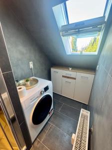 a bathroom with a washing machine and a sink at 3 Zimmer Ferienwohnung Greizer Straße in Reichenbach im Vogtland +6 photos