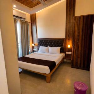 a bedroom with a large bed in a room at Green Woods Cottage by JN in Mahabaleshwar