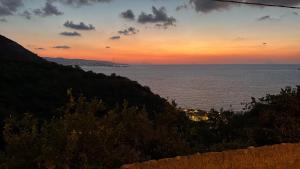 a view of the ocean at sunset at La Stella dei Venti in Scilla