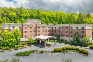 an aerial view of a hotel at Courtyard by Marriott Hanover Lebanon in Lebanon +30 photos