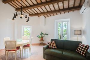 a living room with a green couch and a table at B&B Lallabiló in San Clemente
