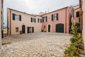 a stone driveway in front of a house at B&B Lallabiló in San Clemente