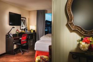 En TV eller et underholdningssystem på Staypineapple, The Maxwell Hotel, Seattle Center Seattle