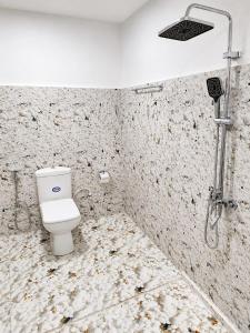 a bathroom with a toilet and a shower at Leo's Cozy Cabin in Ella