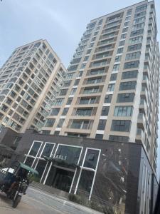 a tall building with a mural on the side of it at Beer's Homes Căn hộ chung cư Pearl Residence in Cửa Lô