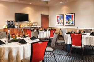 En restaurant eller et spisested på Staypineapple, The Maxwell Hotel, Seattle Center Seattle