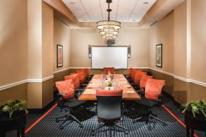 una sala conferenze con un lungo tavolo e sedie di Staypineapple, The Maxwell Hotel, Seattle Center Seattle a Seattle Altre 37 foto