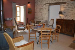 a dining room with a table and chairs at L'Entracte de Grignan pour 6 personnes in Grignan +52 photos
