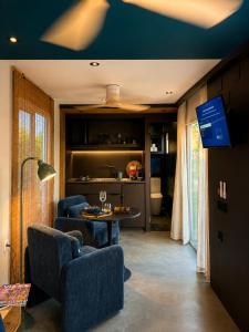 a living room with two chairs and a table at Isabelina Stays near Doñana & the Coast in Sanlúcar de Barrameda