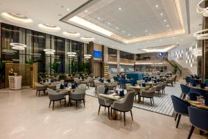 a restaurant with tables and chairs in a mall at Hotel Express Inn Heritage Aurangabad Airport in Aurangabad