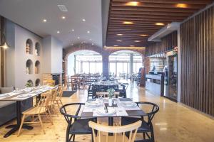 een restaurant met tafels en stoelen in een ruimte bij Fedriades Delphi Hotel in Delfoi