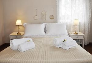 Säng eller sängar i ett rum på Villa Lakki Heated round pool Jacuzzi