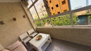 a room with a table with a turtle sitting on it at Firras Mdiq in M'diq
