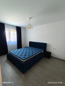 a bedroom with a large blue bed in a room at Ola's House in Bradu