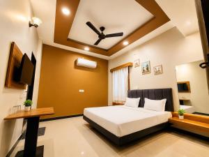 a bedroom with a bed and a ceiling fan at Hotel Vrinda Maheshwar in Maheshwar +16 photos