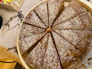 Ein Kuchen steht auf einem Teller auf einem Tisch. in der Unterkunft Dependance GRIMANI in Ampezzo