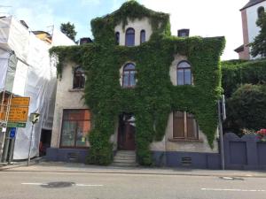 a building covered in ivy on the side of a street at Modern Suite in the Taunus in Bad Camberg