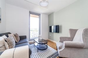 a living room with two couches and a tv at Spacious 2 Bed Apartment in Stratford in London