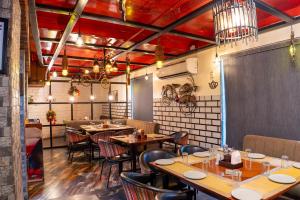a restaurant with tables and chairs in a room at Hotel Runway Inn in Pura Raghunāth