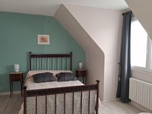 a bedroom with a bed in a room at Appartements Tonton Jo in Camaret-sur-Mer