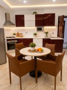 a kitchen with a table with chairs and a tableasteryasteryasteryasteryasteryastery at Chez Roberto in La Marsa