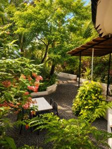 a garden with a table and a bunch of flowers at Villa Pont Bleu in Canacona