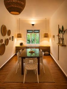 a dining room with a table and chairs at Villa Pont Bleu in Canacona