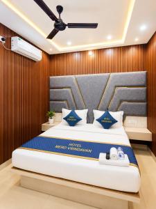 a bedroom with a large bed in a room at Hotel Mero Vrindavan in Chhatikara