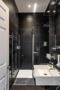 a bathroom with a shower and a sink and a shower at Holiday Lets London 4 in London +40 photos