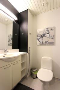 Bilik mandi di Santa Luxury Suite Sauna, WiFi & Parking +34 gambar