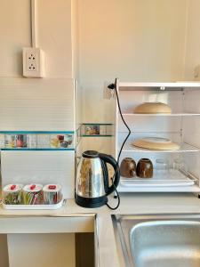 a tea kettle is sitting on a kitchen counter at Alojamiento en SICUANI in Sicuani