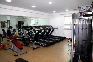 Das Fitnesscenter und/oder die Fitnesseinrichtungen in der Unterkunft Geoje Ocean Hotel