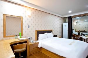 Ein Bett oder Betten in einem Zimmer der Unterkunft Geoje Ocean Hotel