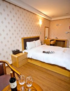 Ein Bett oder Betten in einem Zimmer der Unterkunft Geoje Ocean Hotel