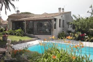 ein Haus mit einem Pool im Hof in der Unterkunft Chez Marydidou : Chambres d'hôtes in Istres