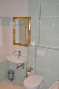帕蘭加的住宿－Elija apartments Palanga (Sventoji)，一间带水槽、卫生间和镜子的浴室