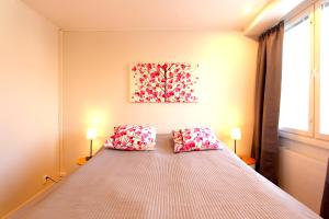 Un pat sau paturi într-o cameră la Santalux Apartment