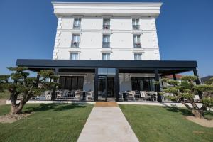 a rendering of the front of the hotel at Hotel By Holiday in Rinas