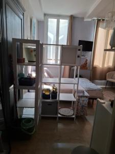 a small room with a bunk bed and a room with a room at Studio en toute simplicité plein centre in Libourne +3 photos
