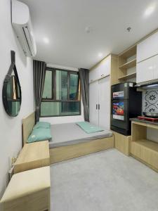 a small room with a bed and a kitchen at Tuệ Tĩnh Hotel in Hải Dương