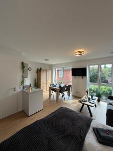 a bedroom with a kitchen and a living room at Wohnglück Leer City Nr 3 in Leer