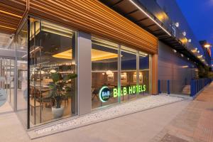 a store front with a sign that reads cafe bbqs at B&B HOTEL Murcia Thader in Churra
