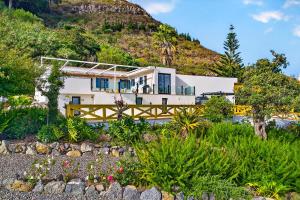 a house on the side of a mountain at Casa de Limon in Cerrogordo