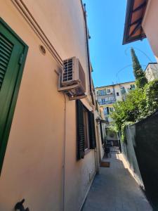 an alley with a air conditioner on the side of a building at Ricky-Lerua Holiday Residence in Florence