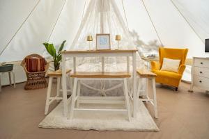 a table and a chair in a tent at Tipi Jurte Zelt in der Seenplatte in Carpin