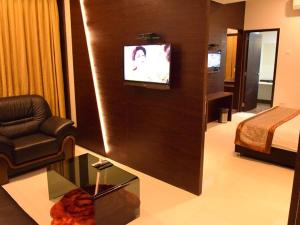 Televiisor ja/või meelelahutuskeskus majutusasutuses Hotel Sai Jashan Shirdi - Where blessings & comfort meet